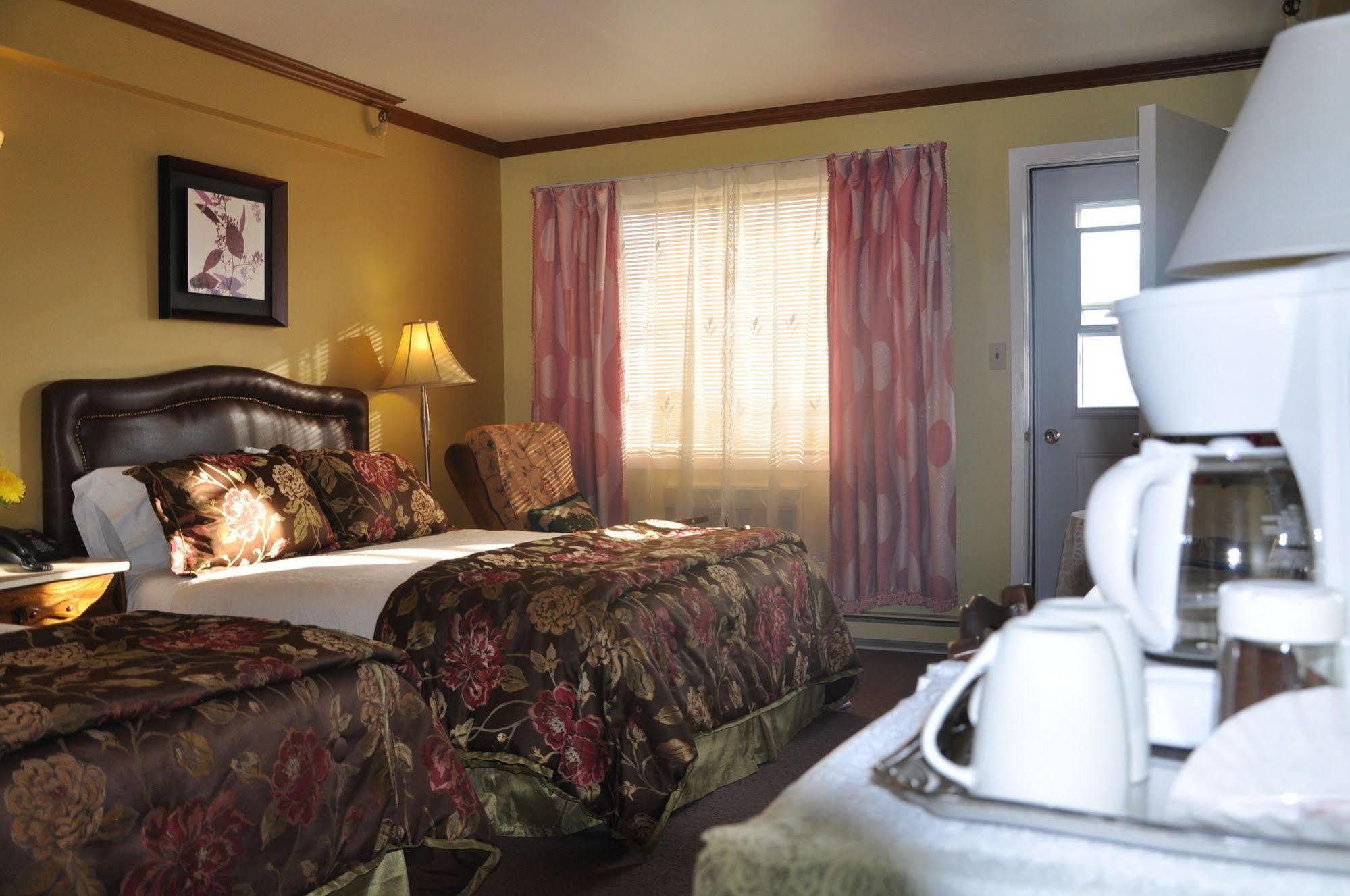 Le Chateau Hotel